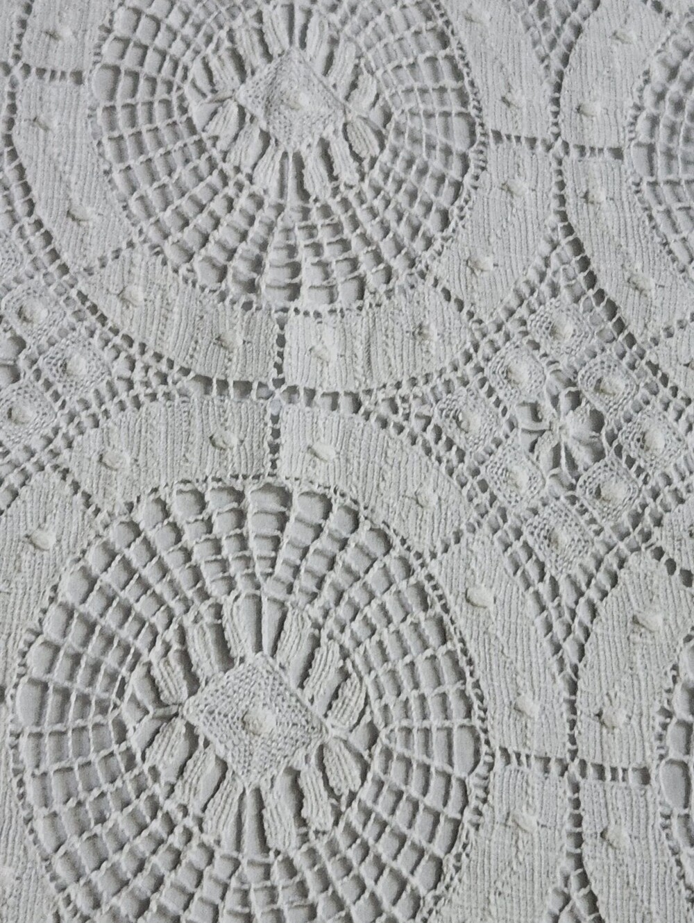 VINTAGE HANDMADE CLUNY LACE TABLECLOTH - Picture 8 of 10